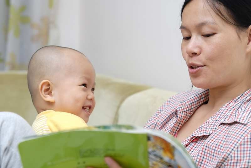 5 cách dạy bé 1 tuổi tập nói mẹ nào cũng nên áp dụng